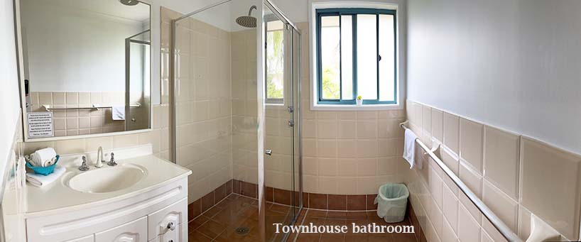 Townhouse Bathroom Aqua Villa Coffs Harbour API